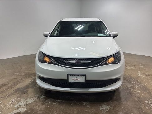 Used 2023 Chrysler Voyager LX image 3