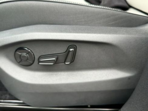 New 2026 Volkswagen Tiguan SE FWD image 15
