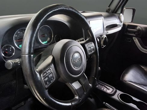 Used 2014 Jeep Wrangler Unlimited Sahara w/ Dual Top Group AWD/4WD image 11