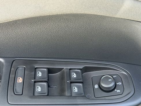 New 2026 Volkswagen Taos SE FWD image 17