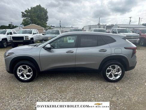 Used 2025 Chevrolet Trax LS w/ LS Convenience Package FWD image 3