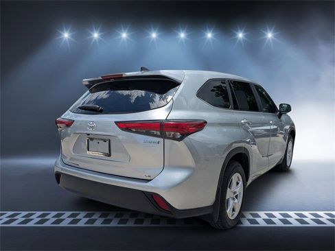 Used 2023 Toyota Highlander LE image 3