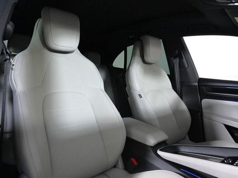Used 2025 Porsche Macan Electric RWD image 17