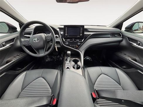 Used 2022 Toyota Camry SE image 10