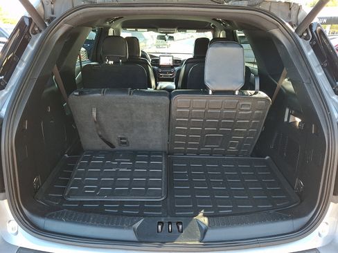 Used 2020 Ford Explorer XLT w/ Equipment Group 202A AWD/4WD image 28