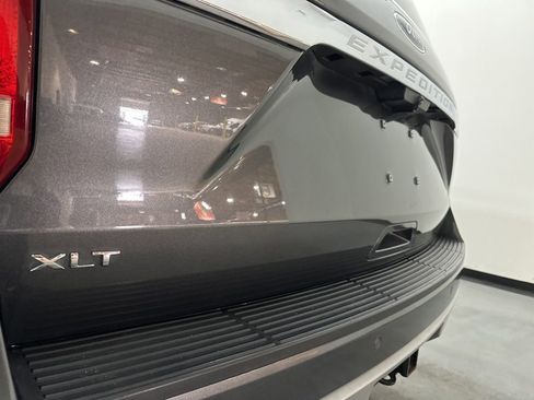 Used 2019 Ford Expedition XLT w/ Equipment Group 202A AWD/4WD image 9