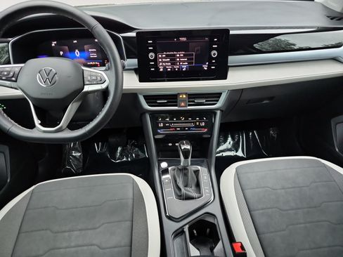 Used 2025 Volkswagen Taos SE w/ Panoramic Sunroof Package FWD image 11
