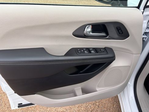 Used 2024 Chrysler Pacifica Touring-L image 22