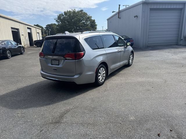 Used 2018 Chrysler Pacifica Touring-L FWD image 5