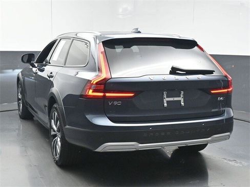 Certified 2025 Volvo V90 B6 Cross Country Plus image 6