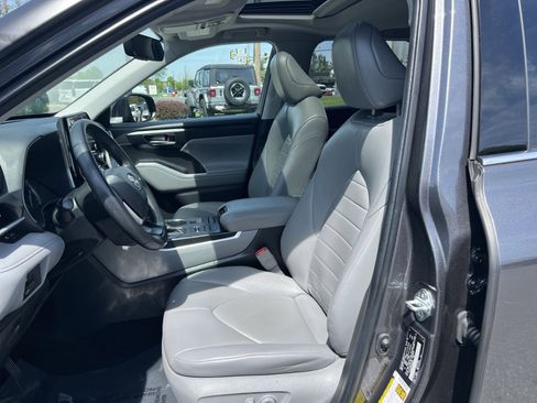 Used 2022 Toyota Highlander XLE image 21