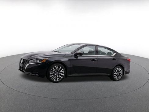 Used 2025 Nissan Altima 2.5 SV FWD image 3