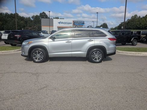 Used 2018 Toyota Highlander XLE w/ Carpet Mat Package (TMS) AWD/4WD image 2