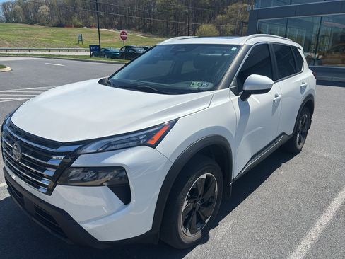 Used 2024 Nissan Rogue SV w/ SV Premium Package image 2