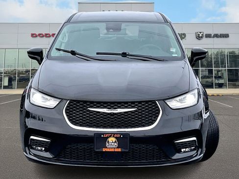 Used 2024 Chrysler Pacifica Touring-L image 6