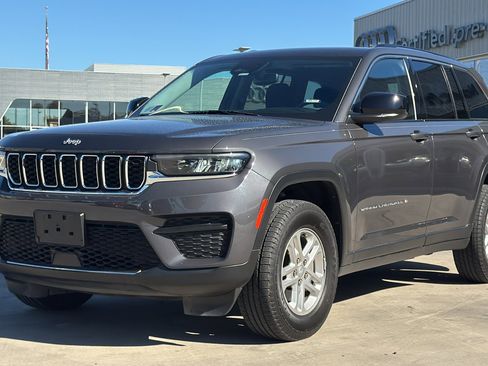 Used 2023 Jeep Grand Cherokee Laredo image 3