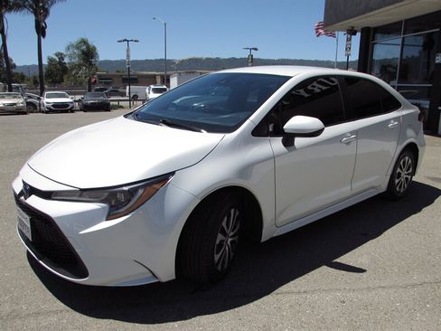 Used 2022 Toyota Corolla LE FWD image 3