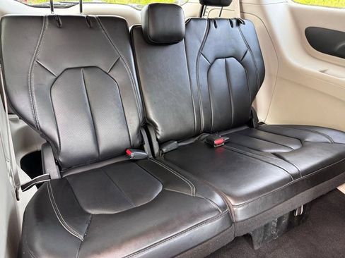 Used 2024 Chrysler Pacifica Limited FWD image 21