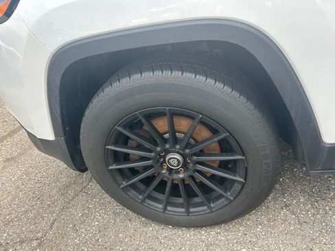 Used 2018 Jeep Cherokee Limited AWD/4WD image 8