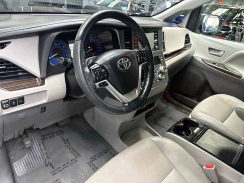 Used 2019 Toyota Sienna XLE w/ XLE Navigation Package FWD image 15