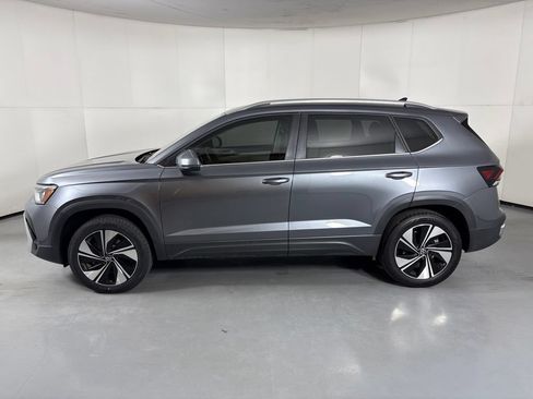 Used 2025 Volkswagen Taos SE AWD/4WD image 4
