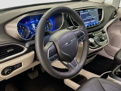 Used 2024 Chrysler Pacifica Touring-L FWD image 18