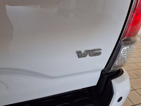 Used 2022 Toyota Tacoma TRD Sport AWD/4WD image 25