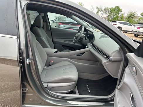 Used 2025 Hyundai Elantra SEL image 21