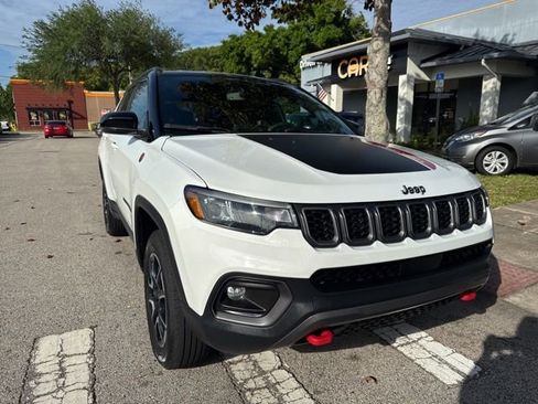 Used 2025 Jeep Compass Trailhawk AWD/4WD image 2