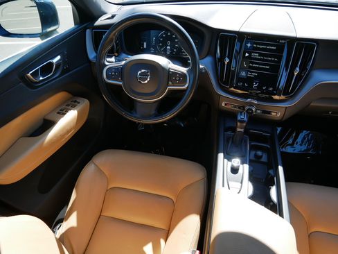 Used 2018 Volvo XC60 T6 Momentum w/ Vision Package AWD/4WD image 8