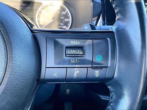 Used 2022 Nissan Pathfinder SV image 11