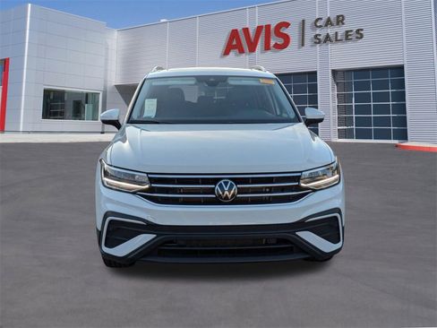 Used 2024 Volkswagen Tiguan SE image 2