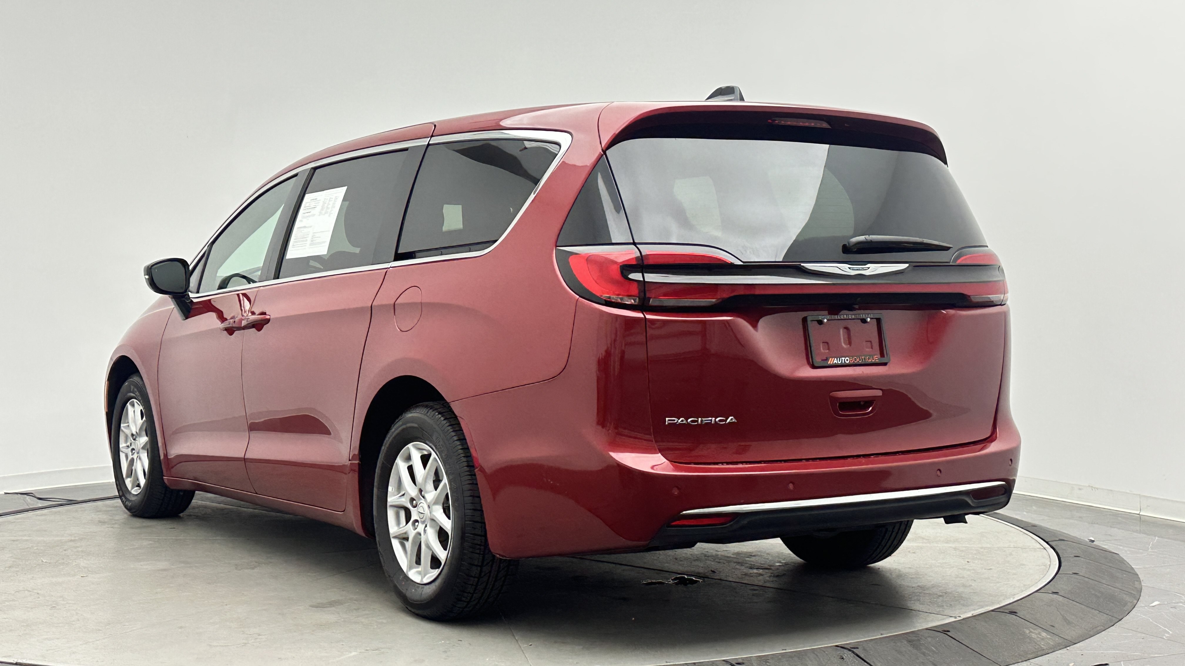 Used 2026 Chrysler Pacifica Select FWD image 4
