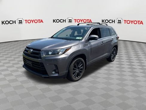 Used 2019 Toyota Highlander SE AWD/4WD image 3