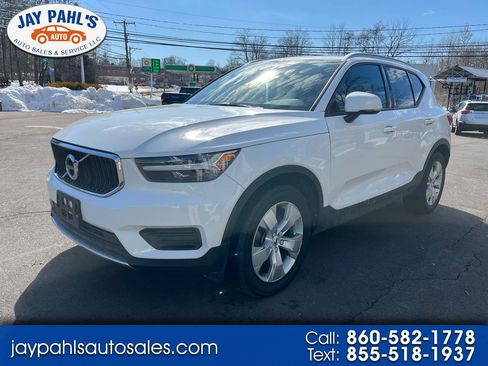 Used 2019 Volvo XC40 T5 Momentum image 1