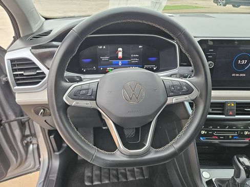 Used 2025 Volkswagen Taos SE AWD/4WD image 18