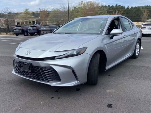 Used 2025 Toyota Camry LE image 7