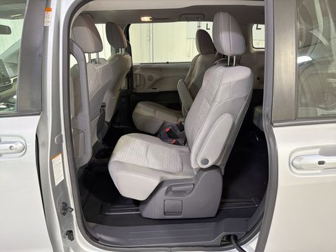Used 2021 Toyota Sienna LE FWD image 23