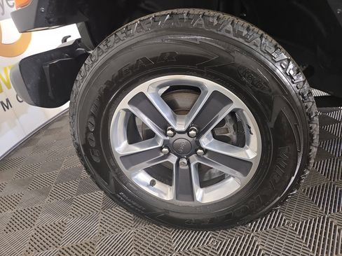 Used 2019 Jeep Wrangler Unlimited Sahara AWD/4WD image 35