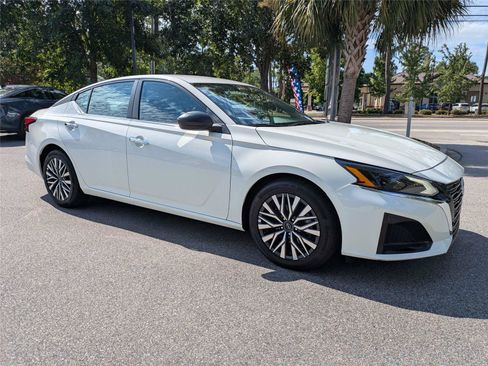 Used 2025 Nissan Altima 2.5 SV FWD image 9