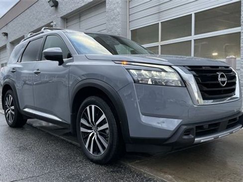 Used 2025 Nissan Pathfinder Platinum image 10