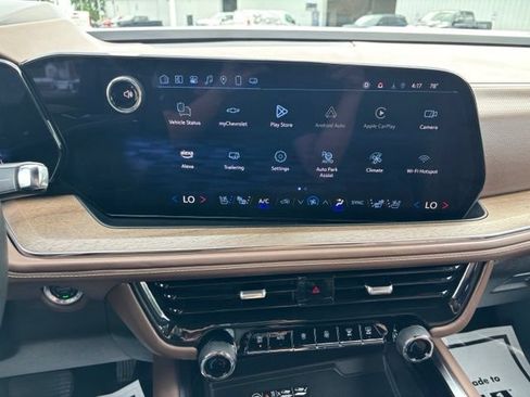Certified 2025 Chevrolet Suburban High Country AWD/4WD image 12