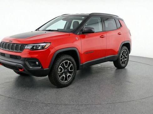 Used 2025 Jeep Compass Trailhawk image 3