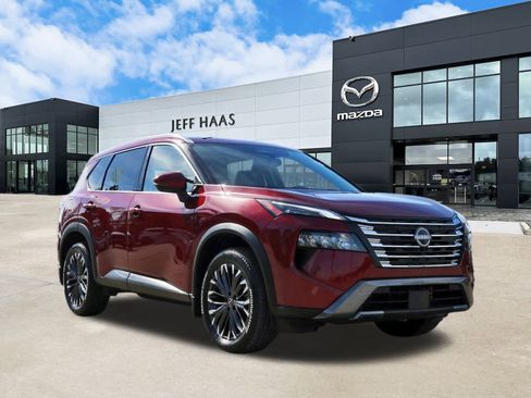 Used 2025 Nissan Rogue SL w/ Tech Package image 4