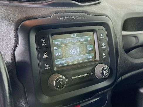 Used 2017 Jeep Renegade Altitude FWD image 13