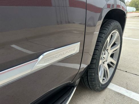 Used 2016 Cadillac Escalade Luxury image 9