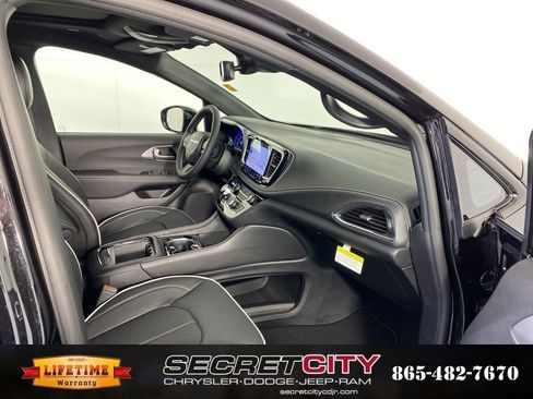 New 2026 Chrysler Pacifica Limited w/ S Appearance Package image 35