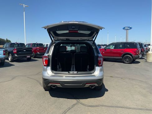 Used 2018 Ford Explorer XLT w/ Equipment Group 201A AWD/4WD image 12
