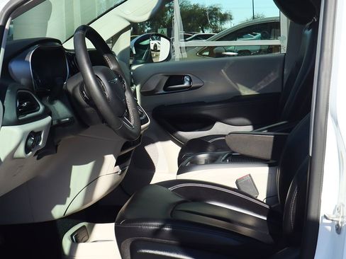 Used 2023 Chrysler Pacifica Touring-L image 41