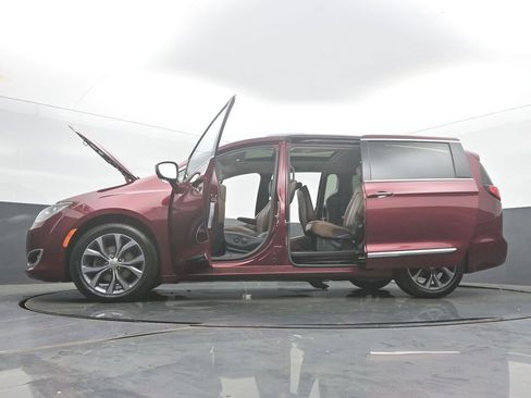 Used 2017 Chrysler Pacifica Limited FWD image 61